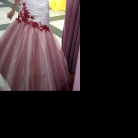 Bílé šaty s červeným motivem