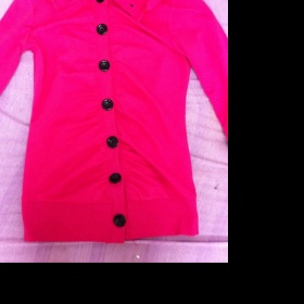 Sytě růžový tenčí kabátek