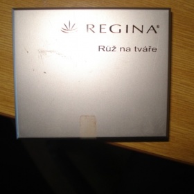 Světle růžová tvářenka Regina