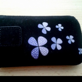 Černé pouzdro na mobil s fialovými kvítky - foto č. 1