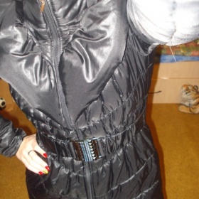 Černý zimní kabát s kapucí a páskem
