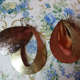 Měďěné visací náušnice C&A