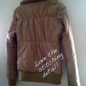 Tmavě hnědá bunda Bershka