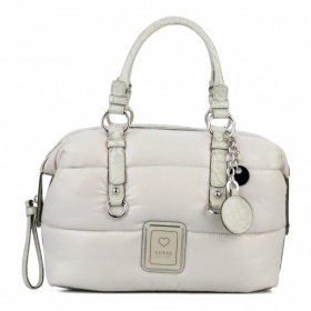 Jak vyčistit kabelku Guess Megeve