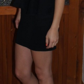 Černé bodycon šaty se zlatými ostny na ramenou