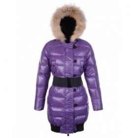 V jakém kamenném obchodě koupit barevnou péřovou bundu ke kolenům?