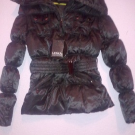 Černá lesklá bunda s velkým límcem