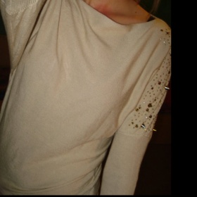 Tunika světlé barvy s hroty na ramenou - foto č. 1