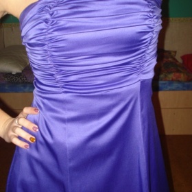 Šaty bez ramínek fialové barvy na zip