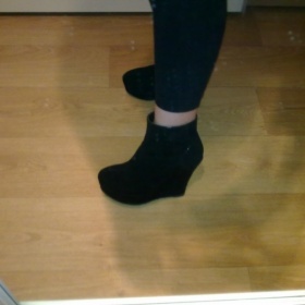 Černé semišové boty na platformě Catwalk - foto č. 1