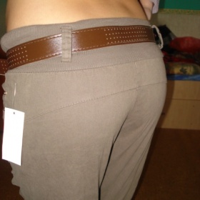 Khaki kalhoty s mírně spadlým sedem a cvoky