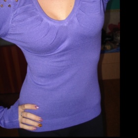 Svetřík fialové barvy s véčkovým výstřihem a hroty