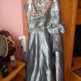 Stříbrné šaty na ples plus darek