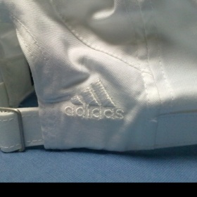 Sněhově bílá dámská kšiltovka Adidas - foto č. 1