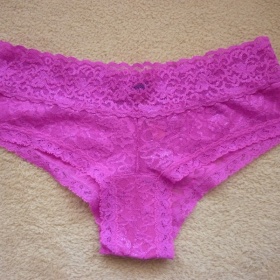 Krajkové kalhotky různých barev a střihů Victoriás secret