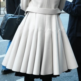 Kabát, který je od pasu nařasený jako sukně