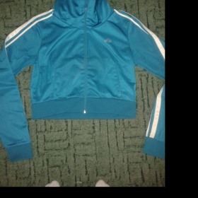 Krátká, modrá mikinka