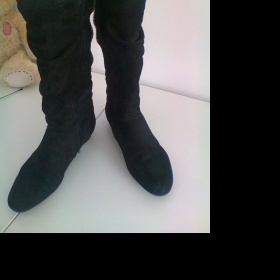 Černé semišové kozačky s ozdobným zipem Deichmann