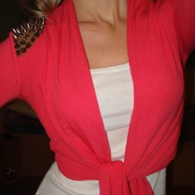 Bolerko lososové barvy s hroty na ramenou - foto č. 1