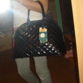 Kabelka černé barvy s uchem