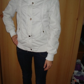 Bunda bílé barvy na podzim