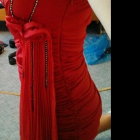 Červené plesové šaty