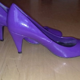 Fialové lodičky na podpatku .