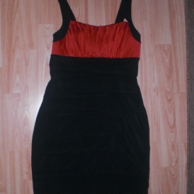 Červeno černé šaty na ramínka - foto č. 1