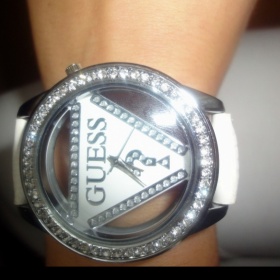 Bílé hodinky Guess