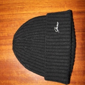 Černá čepice Guess