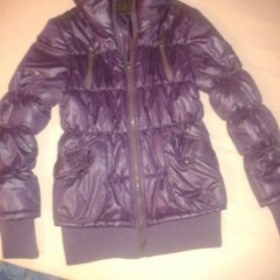 Fialová delší  zimní bunda s odepínací kapucí