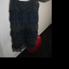 Modré šaty s květy Amisu