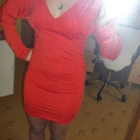 šaty s holými zády v červené barvě