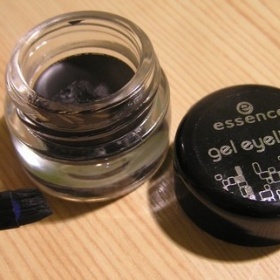 Gelové oční linky se mi stále obtiskávají na horní víčko