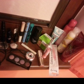 Velká sada kosmetiky, různé  například Revlon, Loreal a další