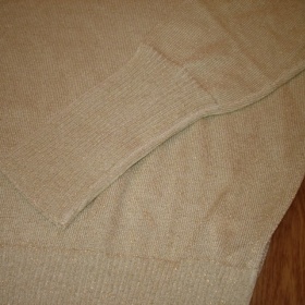 Krémový svetřík se zlatou nití Tally Wejl