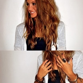 Středně hnědá barva se zlatými (karamelovými) odlesky