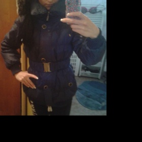 Modrý kabátek pod zadek