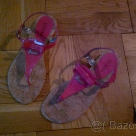 Růžové sandálky Guess