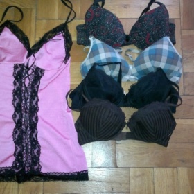 Různobarevné podprsenky a košilka