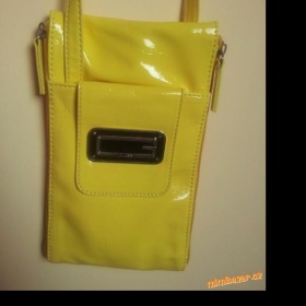 Žlutá kabelka Guess Crossbody mini, měkký lakovaný povrch, jen 1x vzatá