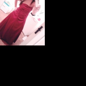 Šaty ke kolenům pro silnější postavu