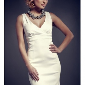 Kde koupit pouzdrové šaty na ples v Praze?