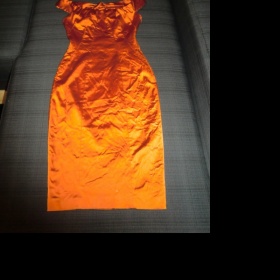 Pouzdrové oranžové šaty Orsay