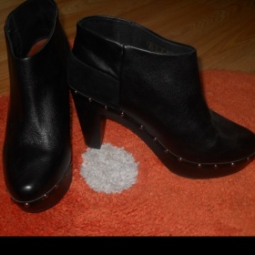 Černé kotníkové boty Mango - foto č. 1