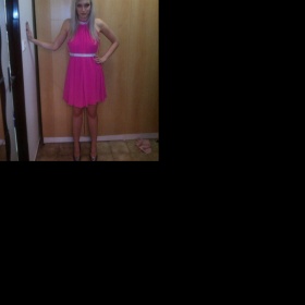 Jaký  účes na ples k šatům ke krku