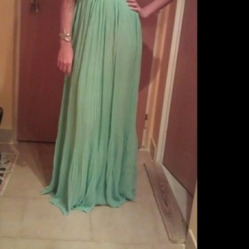 Kde sehnat zeleno bílé antické šaty