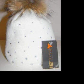 Čepice s kamínky a kožešinovou bambulí