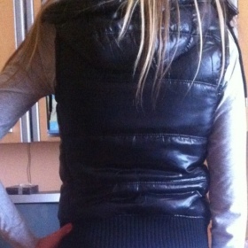 Černá lesklá vesta Terranova