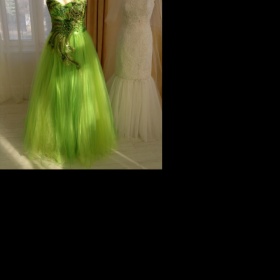 Účes k výrazným šatům